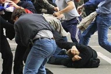 Qaçqınlarla türklər arasında kütləvi dava: Silaha əl atıldı - Video