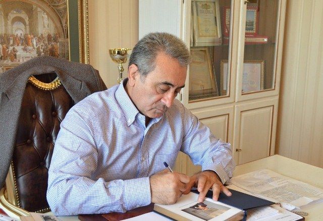 İlham Rəhimov tanınmış professoru təbrik etdi