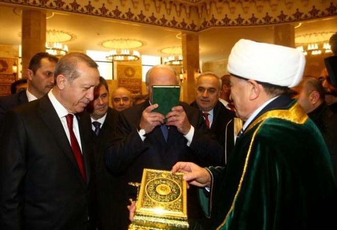 Lukaşenko Quranı alıb...