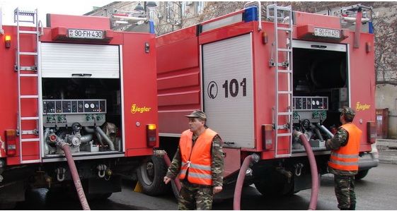 Пожар в жилом доме в Баку, эвакуированы 10 человек