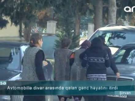Gənc avtomobillə divar arasında qalaraq öldü - Video