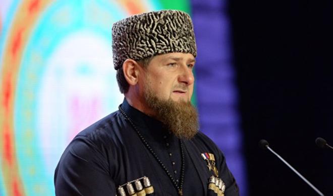 Кадыров появился на публике с тростью - Видео