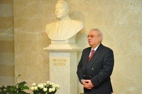 Ulu öndərin büstü qarşısında anım tədbiri