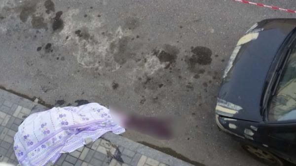 Özünü binadan avtomobilin üstünə atdı -