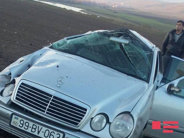 Minik avtomobili aşdı, sürücü xəsarət aldı