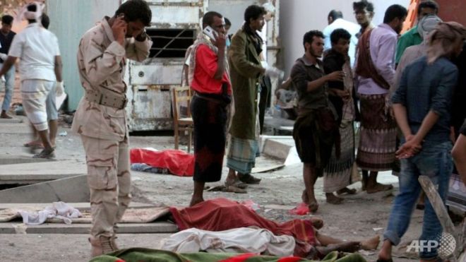 Suicide bomber kills at least 30 soldiers in Yemen