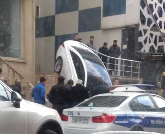 Bakıda maşın 2-ci mərtəbədən düşdü - Foto