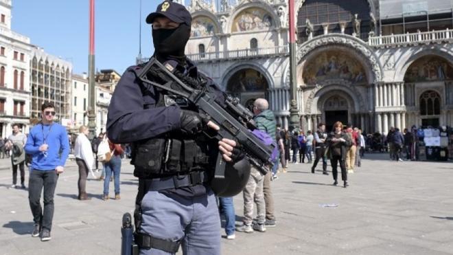 Homemade bomb explosion wounds police officer