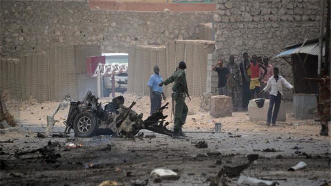Car bomb wounds four U.N. guards