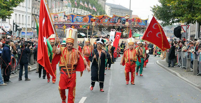آلمانلار آیاغا قالخدی - تورکییهیه قاداغا
