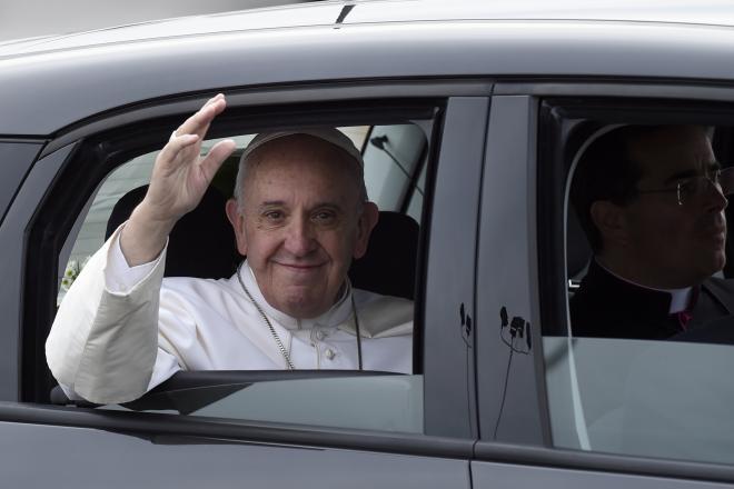 Pope lands in Bangladesh, to meet Rohingya group