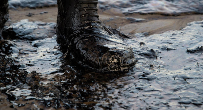 Mass oil spill occurs next to aboriginal reservation