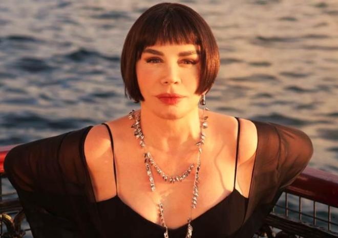 سزن آکسو اوزونه گؤره کامرالاردان قاچدی