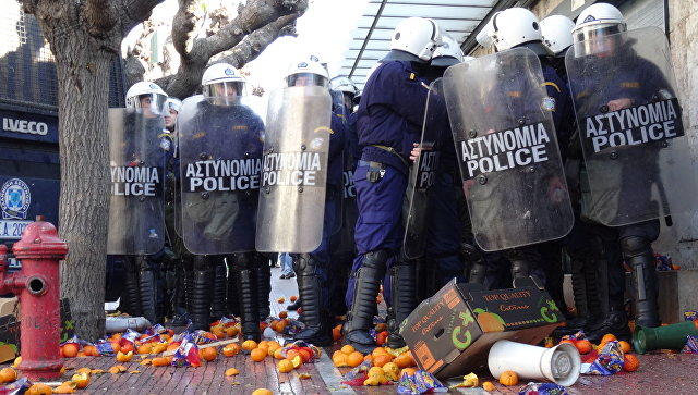 Students clash with police in Greece