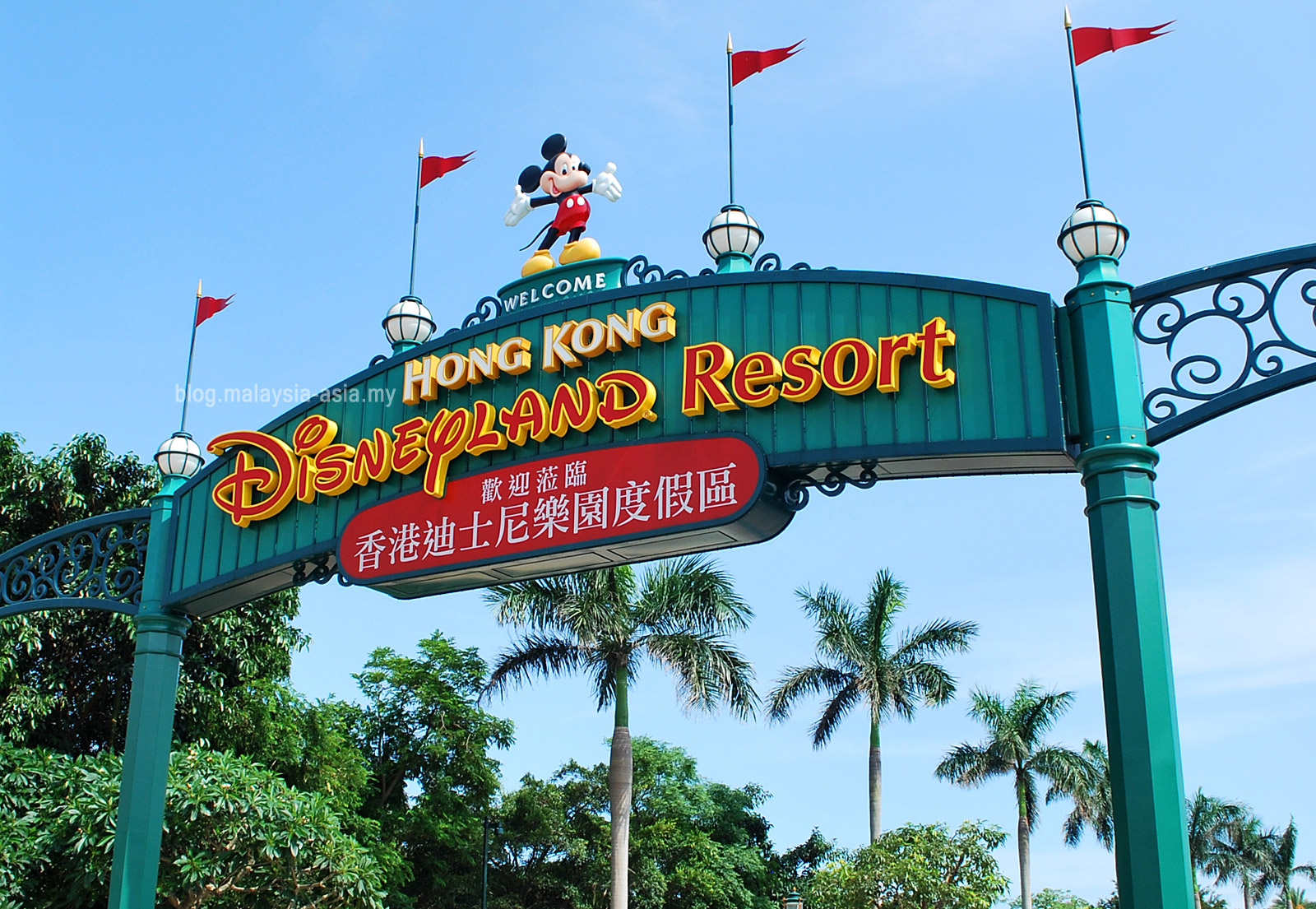 Disneyland Paris delays reopening to April 2