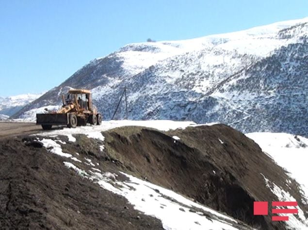 Bu yolda təhlükəli vəziyyət: hər an çökə bilər - Foto