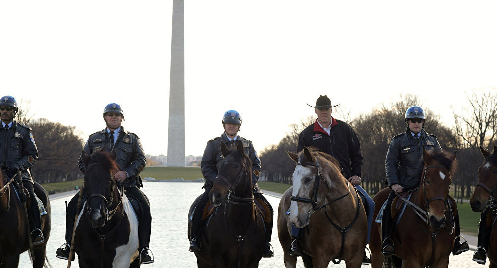 Trampın adamından şıltaqlıq: İşə kovboy geyimində gəldi