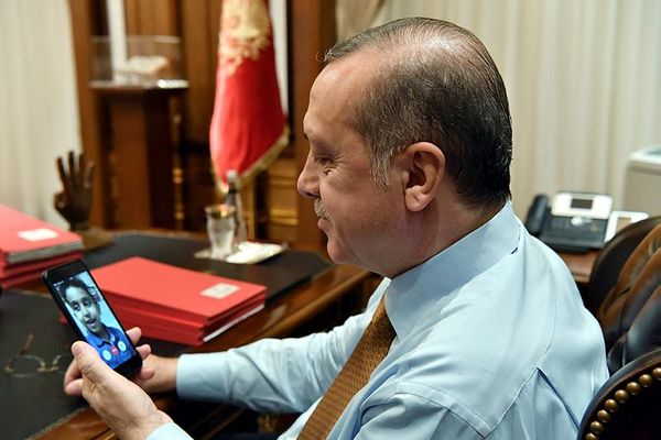 Prezidentin telefon danışığı hamını duyğulandırdı - Video