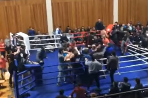 Azarkeşlər rinqə girdi: kütləvi dava - Video