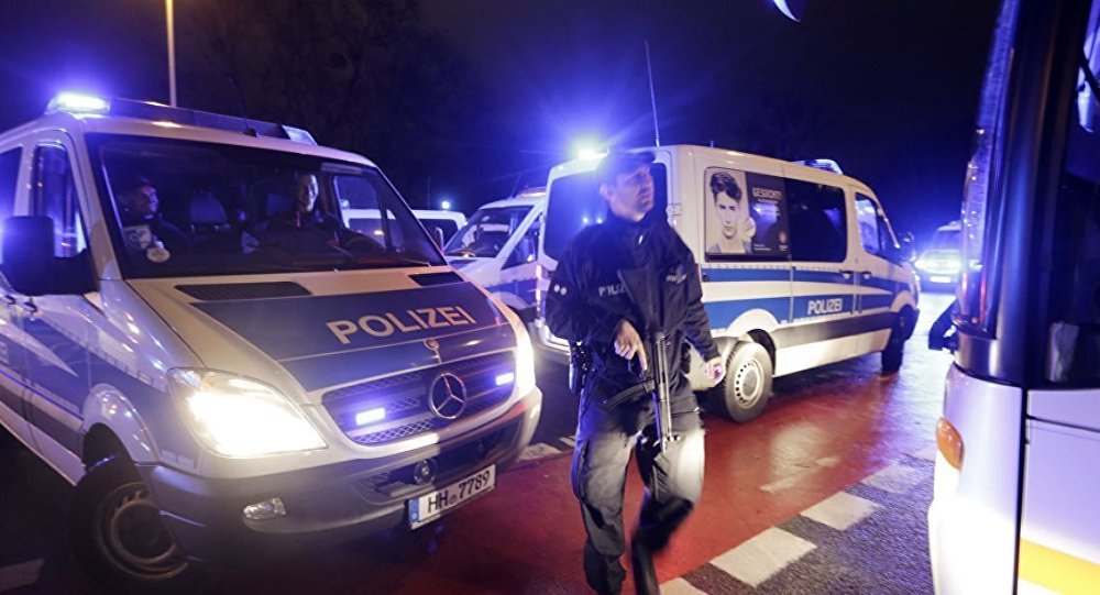 "Mersedes" insanların üzərinə sürüldü: 30 yaralı var