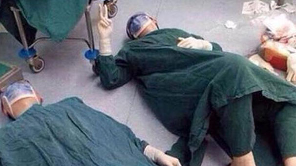 Əməliyyatdan sonra həkimlər yerə yıxıldı – Foto