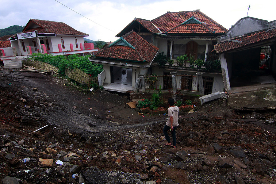 Bolivia landslide sweeps houses away -
