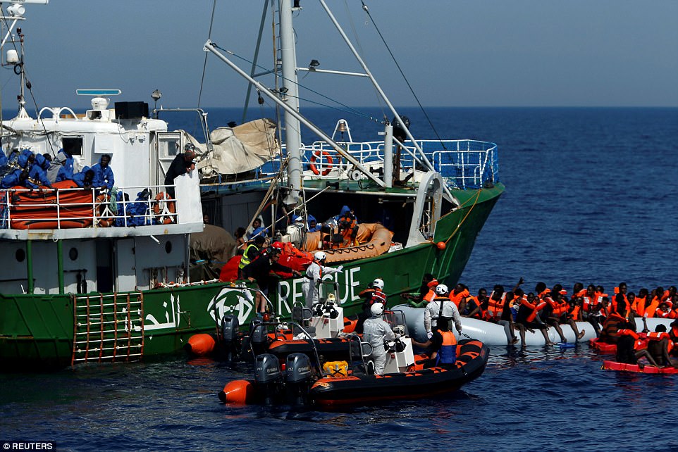 Libyan navy rescues 62 illegal immigrants off western Libyan