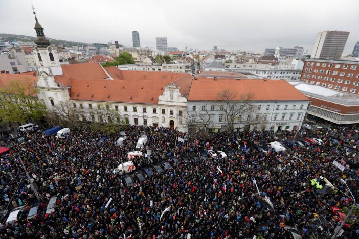 Bratislavada 50 min insan etiraza qalxdı