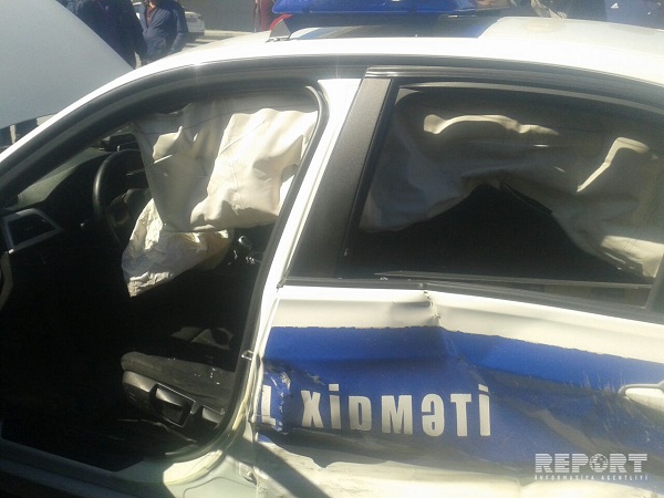 Məhbus daşıyan maşın qəzaya düşdü: iki polis yaralandı