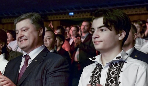 پوروشنکونون اوغلو روسییا بایراغی ایله - فوتو