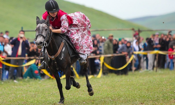 آذربایجانلی قیز قیزیل آت آلدی