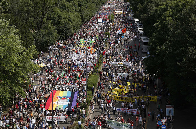 100,000 march through Milan to support migrants