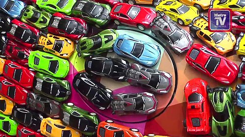 Man decorated his car with 4,600 toy cars