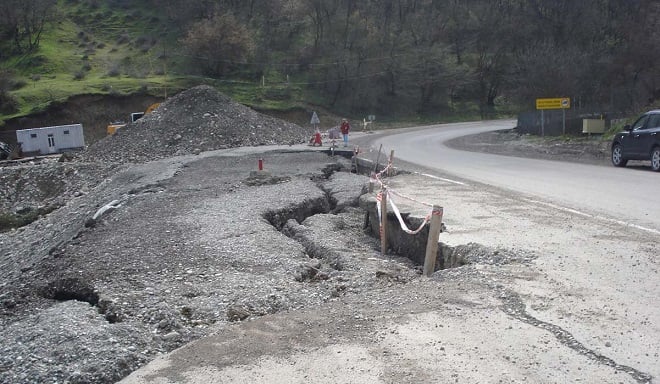 Daşkəsəndə avtomobil yolu çökdü
