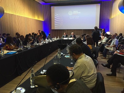 Millət vəkili forumda Zəhranın şəkli ilə - Foto