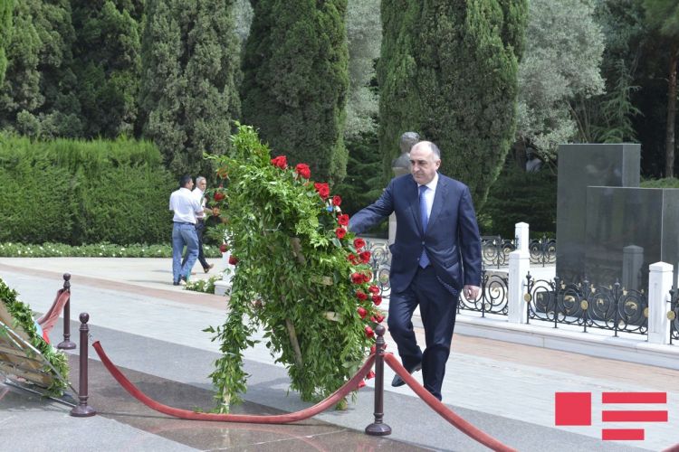 XİN əməkdaşları Heydər Əliyevin məzarında - Foto