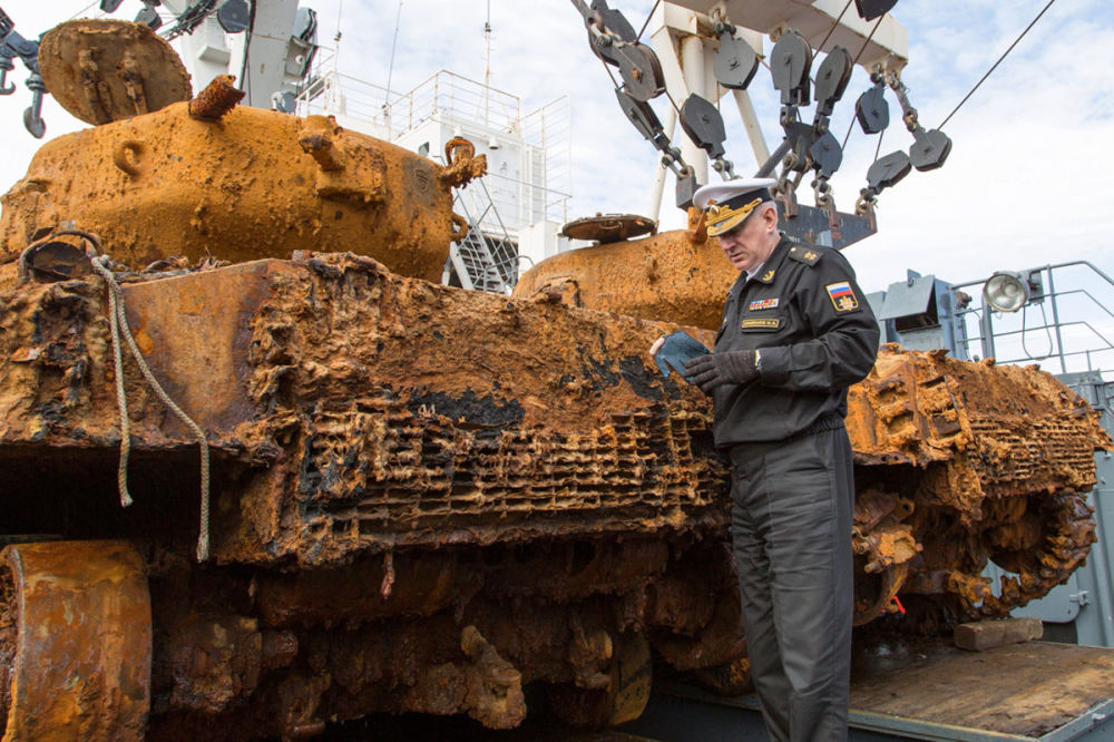 II Dünya müharibəsinin tankları dənizdən çıxarıldı - Foto
