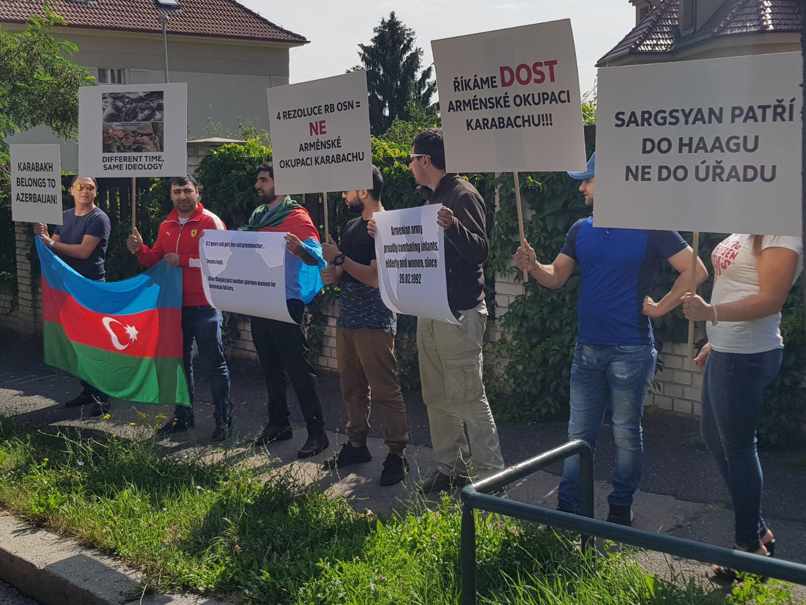 Praqada Ermənistan səfirliyi önündə etiraz aksiyası - Foto