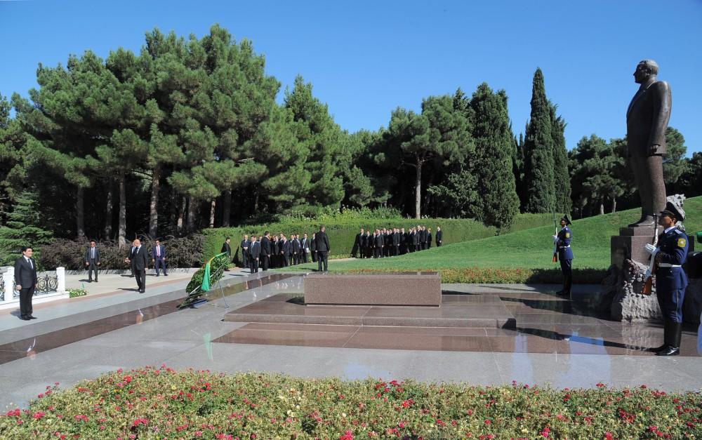 Berdimuhamedov pays respect to Heydar Aliyev