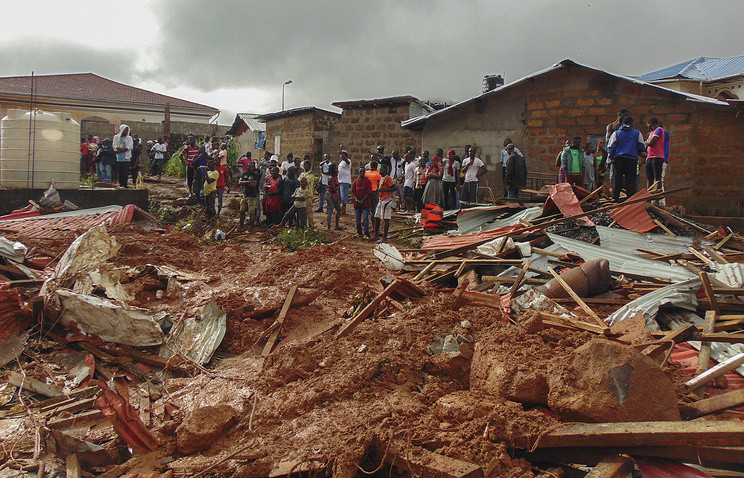 Syria war: Aleppo building collapse kills 11
