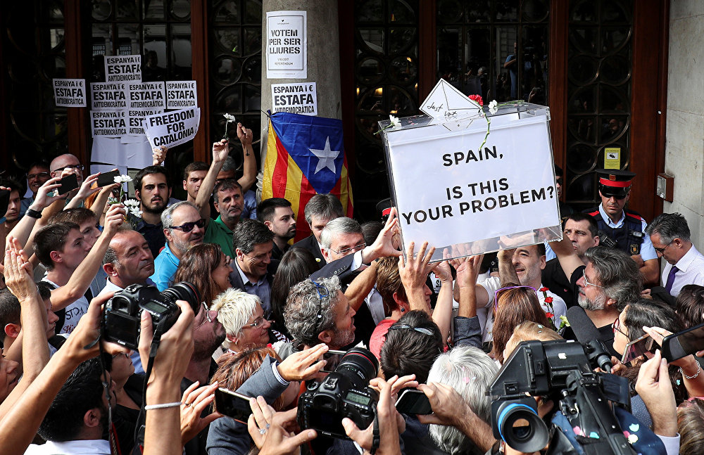 King comes to visit: Barcelona stands up