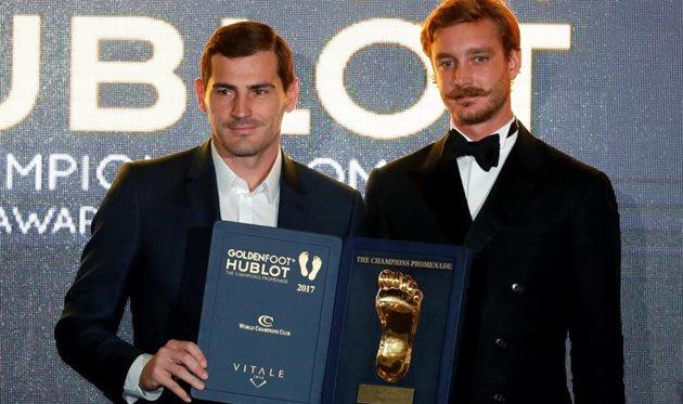 Casillas wins the 2017 Golden Foot Award