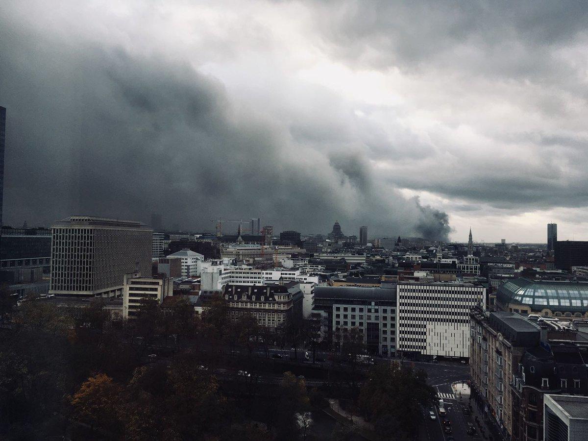 Giant black smoke engulfs town - Video