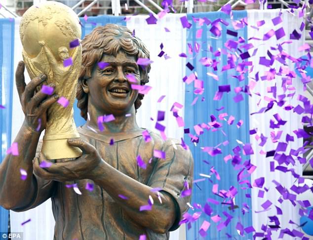Maradona statue in India amuses fans - Video