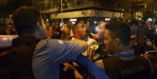 Keçid çökdü, insanlar çaya düşdü - Video