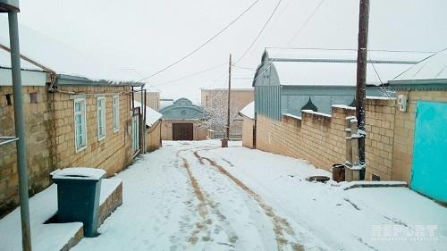 Qobustanda yollar buz bağladı: Zəncirvari qəza