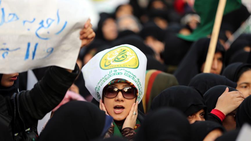 ایراندا حجابا گؤره ۱۵ ایش یئری باغلاندی