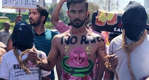 Indian men take the streets shirtless to protest rape - Photo