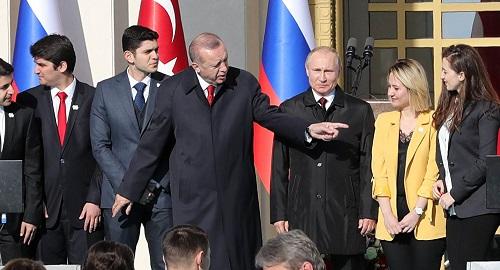 Erdogan 'steals' a lady from Putin for photo op - Video