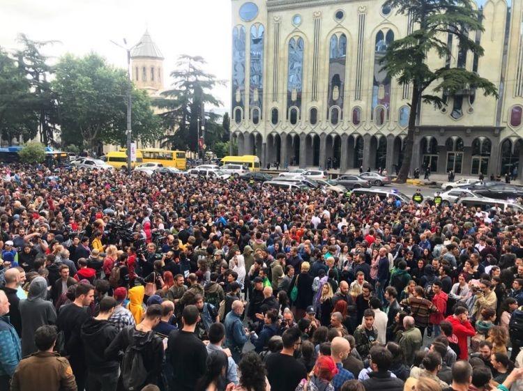 گورجولر تیفلیسده یئنیدن آیاغا قالخدی: ایستعفا طلبی - فوتو